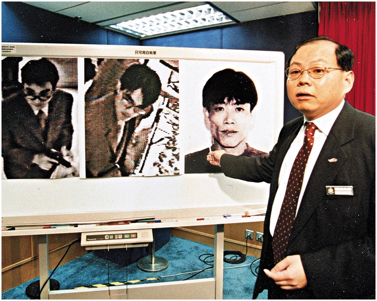 時任「O記」總警司的曾偉雄展示械劫案通緝犯。資料圖片