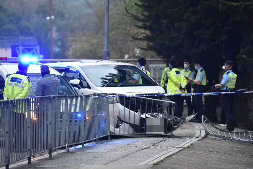 私家車撞向行人路,劫匪被警方截獲。