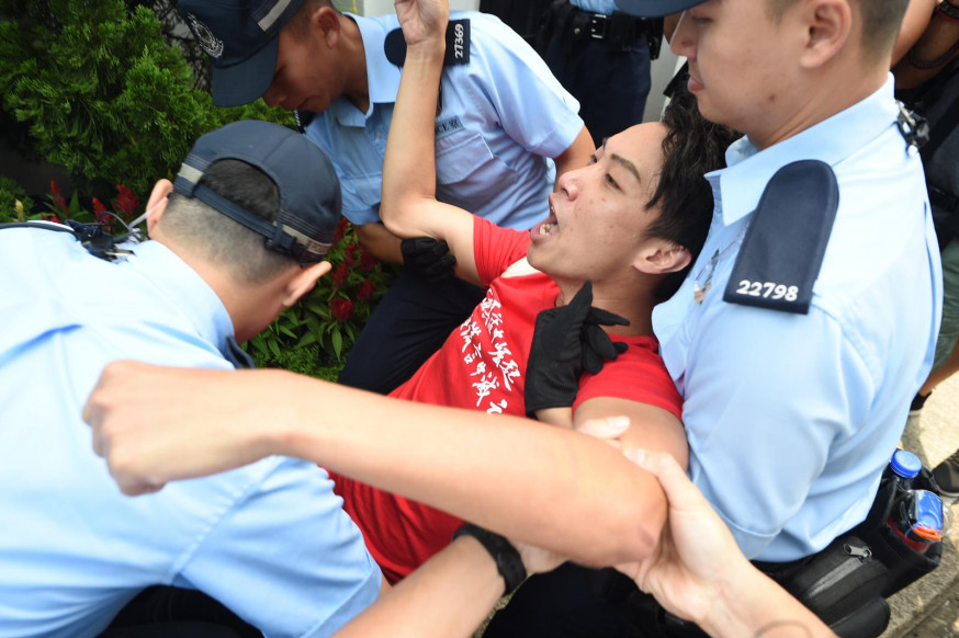 警方警告請願人士離開後約10分鐘不果,將示威者抬離正門。