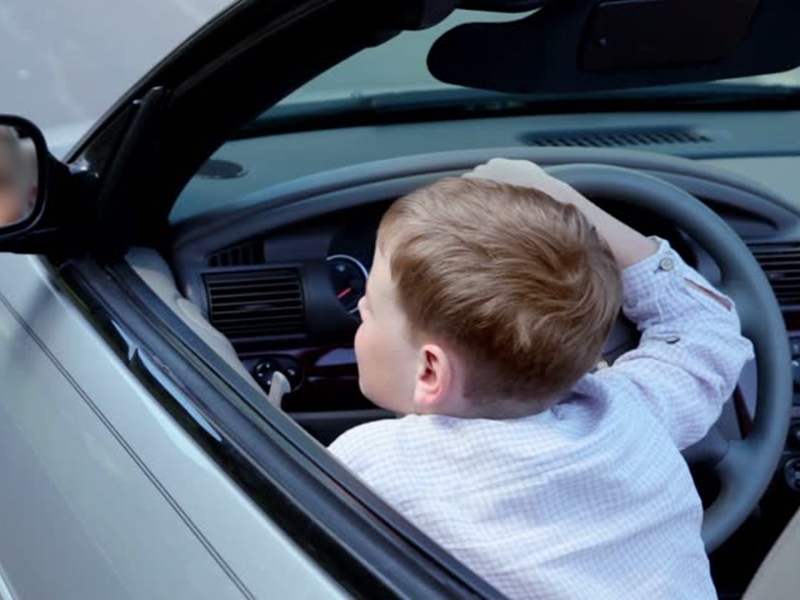德國一名8歲男童獨自開動父母的汽車,駛上一條公路上遊車河,時速達到140公里。 示意圖