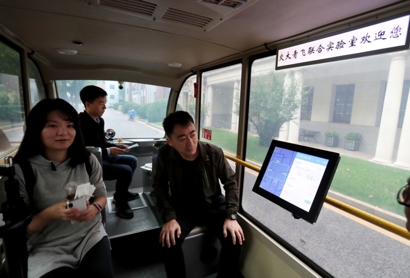無人駕駛車2018年在上海交大校園實驗性運行,乘客可以通過觸控螢幕或AI語音溝通系統調整目的地。(新華社)
