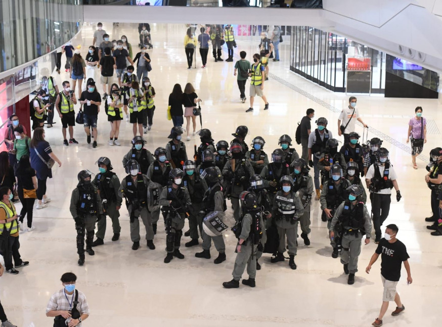 防暴警員進入元朗YOHO MALL商場驅散。