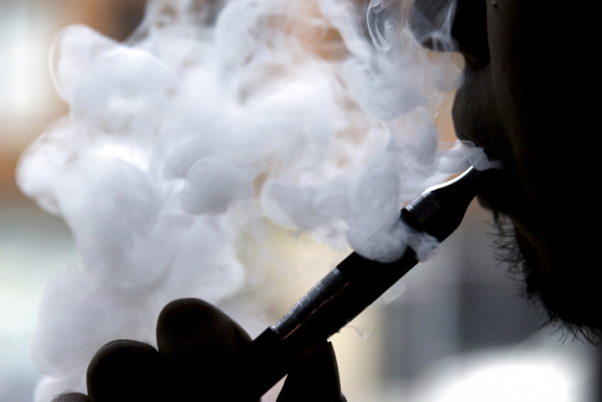 案大略省一名高中生被診斷出患上嚴重的呼吸系統疾病,相信與吸食電子煙有關。 示意圖/AP
