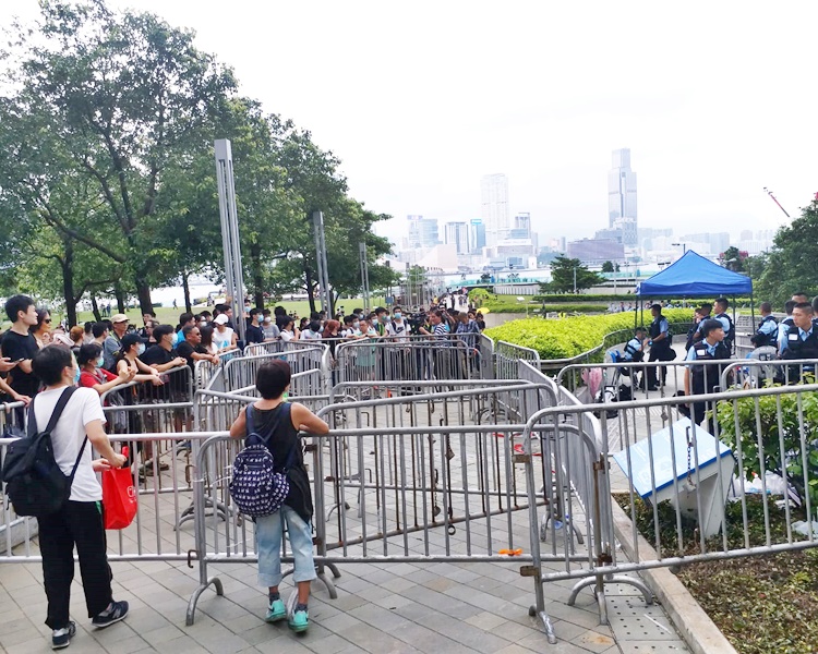 有人在添馬公園聚集並隔著鐡馬批評警方。
