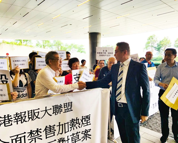 大聯盟向自由黨議員邵家輝遞交請願信。