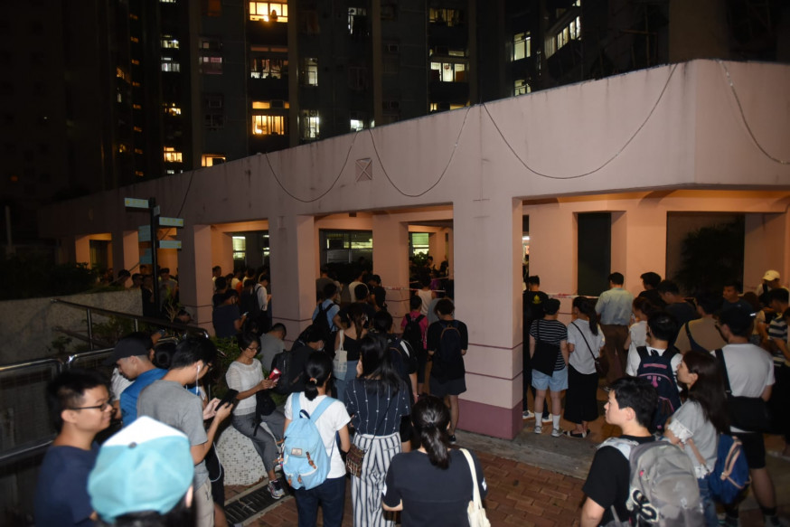 過百名頌明苑居民要求解釋為何疑犯可以逃入大廈。