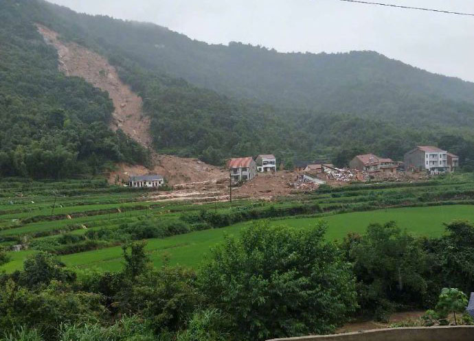 湖北黃岡市黃梅縣發生山泥傾瀉,9人被埋。 微博圖