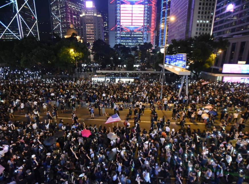 【修例風波】防暴警香港站外曾「噴椒」 一人被制服