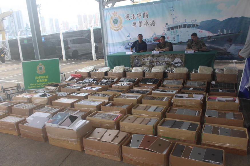 水警聯同海關檢520萬元燕窩電子產品。實習記者李志榮攝