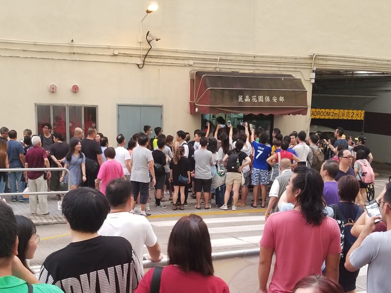 上周六麗晶花園突停用大廈門口密碼,引起大批住戶包圍保安處及管理處。資料圖片