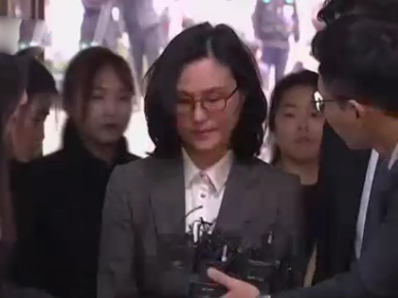 南韓首爾中央地方法院批准逮捕前法務部長曹國的妻子鄭敬心。 (NHK新聞截圖)
