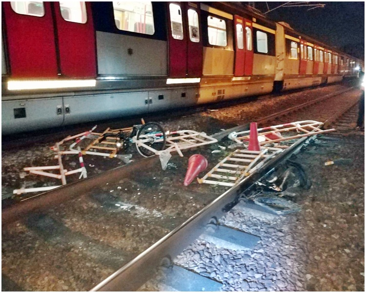 東鐵綫列車駛近康樂園時,路軌上有單車、圍欄及「雪糕筒」等雜物。港鐵圖片