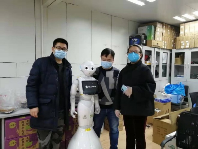 兩部5G雲端智能機器人幫助執行導診消毒等工作。網圖