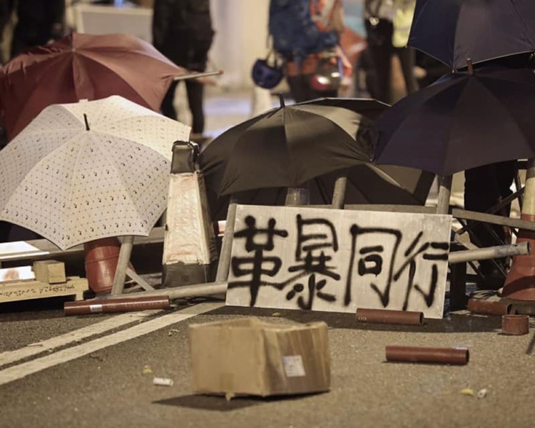 學生在東閘外築起防線。港大學生會學苑fb