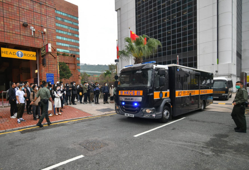 囚車離開法院。