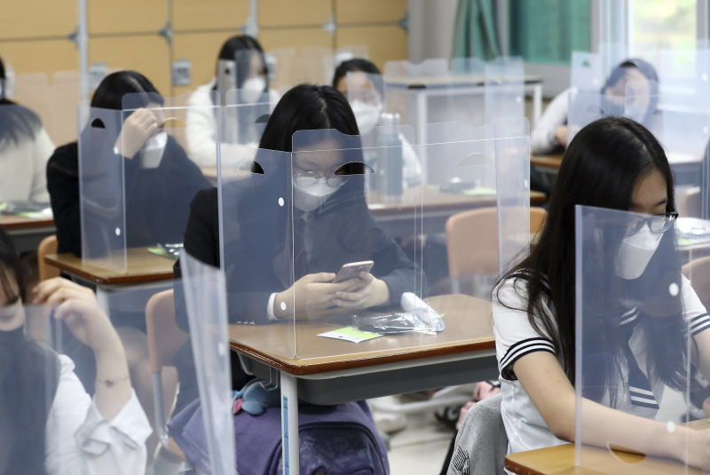 南韓高三學生已復課,大田一所學校的課桌上安裝了塑料擋板以防止病毒傳播。AP