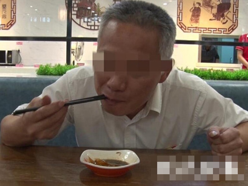 食客投訴醃蘿蔔發現疑似蛆蟲,餐廳經理隨即吃光。網上圖片
