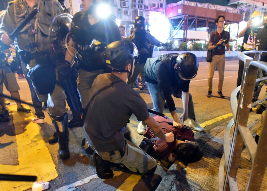 警方清場拘捕多人。