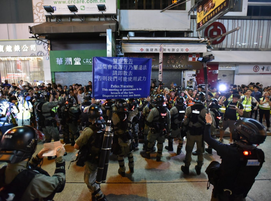 網民發起元朗大馬路靜坐 防暴警舉藍旗驅散