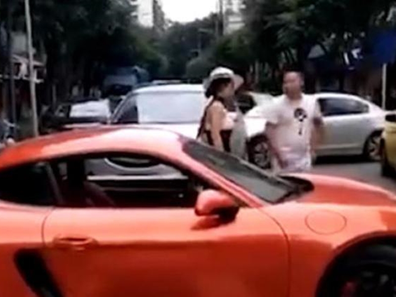 重慶駕駛紅色保時捷的女子李月當街掌摑一名男司機,並且口出狂言。 網圖