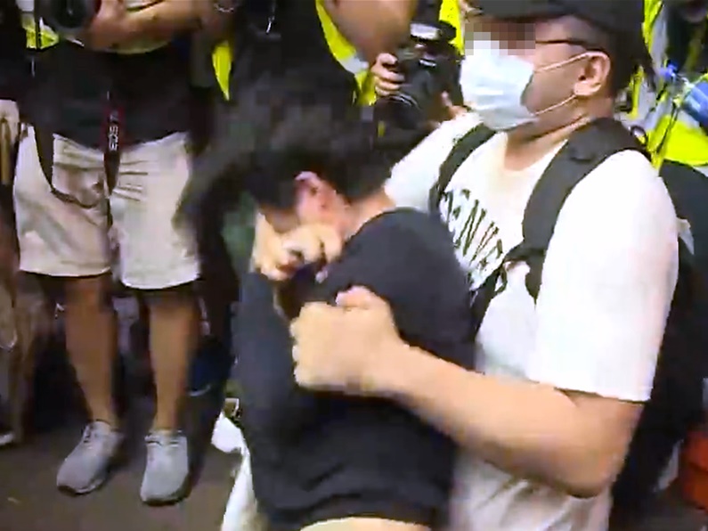 女商人當被箍頸要求刪相。 資料圖片