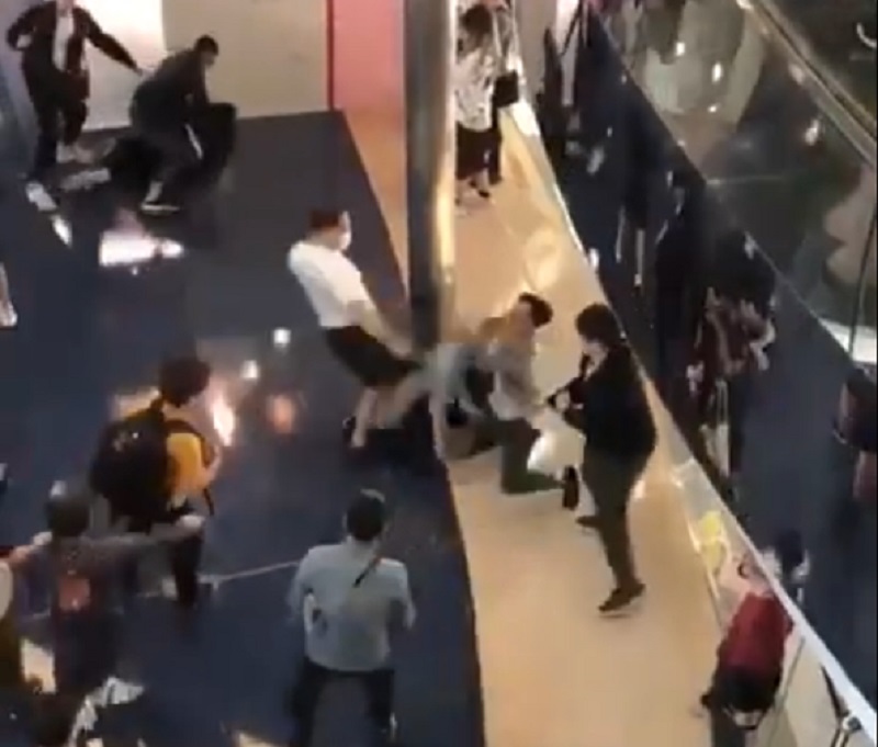 又一城有人協助示威者逃脫。網上截圖