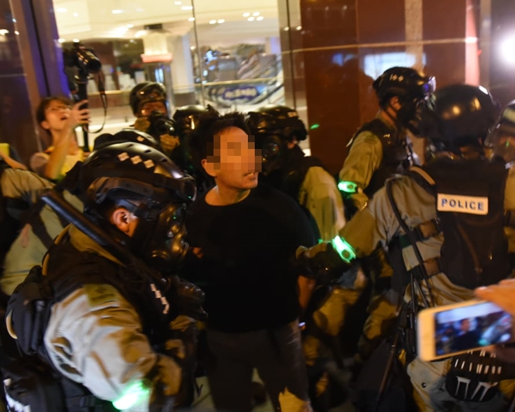 男子被警方扣查。