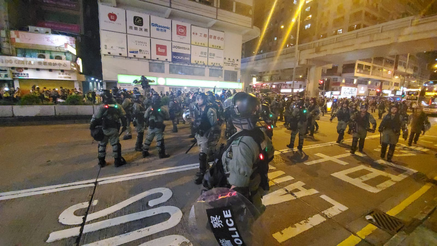 上周六多人圍堵旺角警署抗議警方濫捕,防暴警在場驅趕。 資料圖片