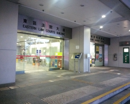 混血男子稱欲效法美國槍擊案,涉藏兩刀准保釋。資料圖片