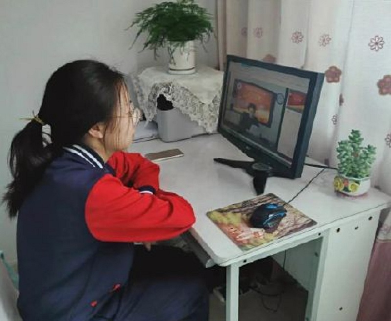 學生在家中舉行誓師大會。網圖