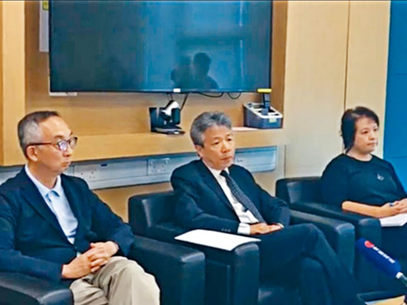 教育大學校長張仁良(中)、署理校長呂大樂等人昨與學生會對話 。