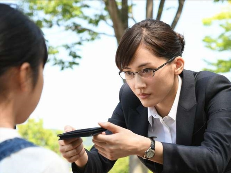零售連鎖店指戴眼鏡的店員給人「冷淡」的印象。網圖