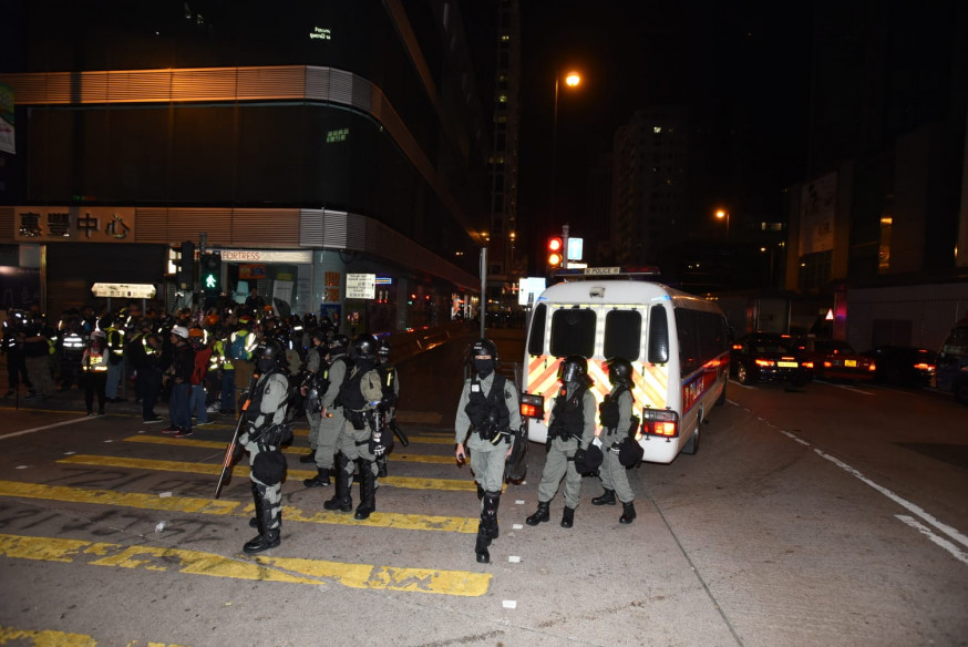 防暴警察驅散人群