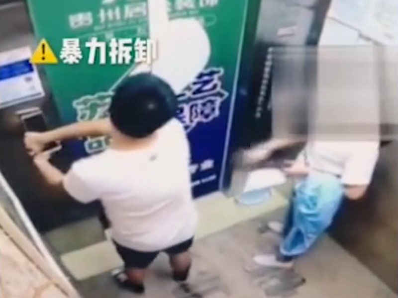 男子暴力拆卸指紋鎖。期間,其母只是拍了他幾下,並未上前阻止。(網圖)