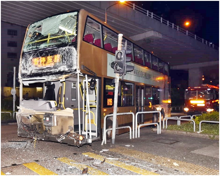空載九巴車頭嚴重損毀。
