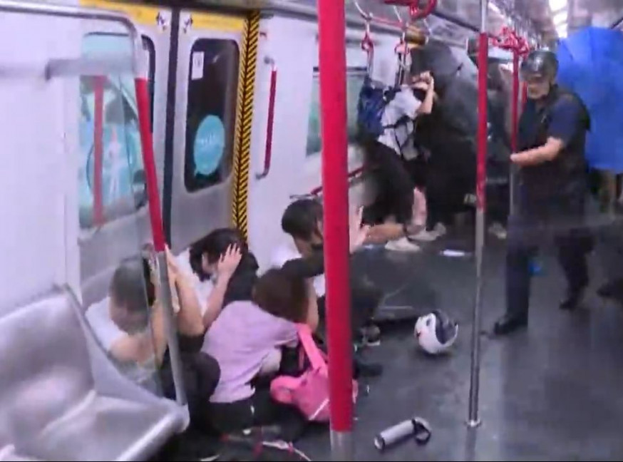警方一再重申無打人的立場,政府也在周六高調澄清由運動至今無導致任何人死亡。