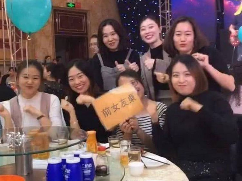 7名女士手持「前女友桌」字卡合照,意外地毫無芥蒂。(網圖)