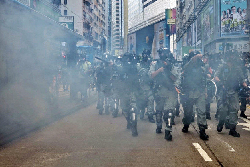 警方施放催淚彈。