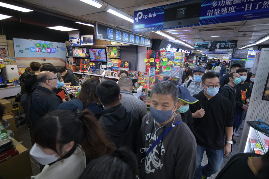 市民逼爆深水埗黃金商場。