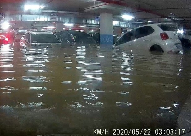 大量積水湧入地下停車場,200多輛車被水淹沒。(網圖)