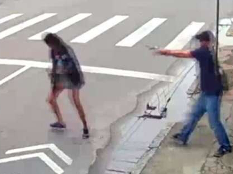 女子乞討遇對方拔槍,見狀欲轉身逃命,卻遭男子開槍射殺。(網圖)