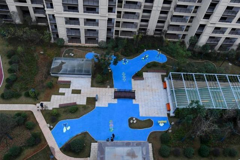 湖南長沙北辰中央公園內的一個藍色「塑料人工湖」引發網民熱議。(網圖)