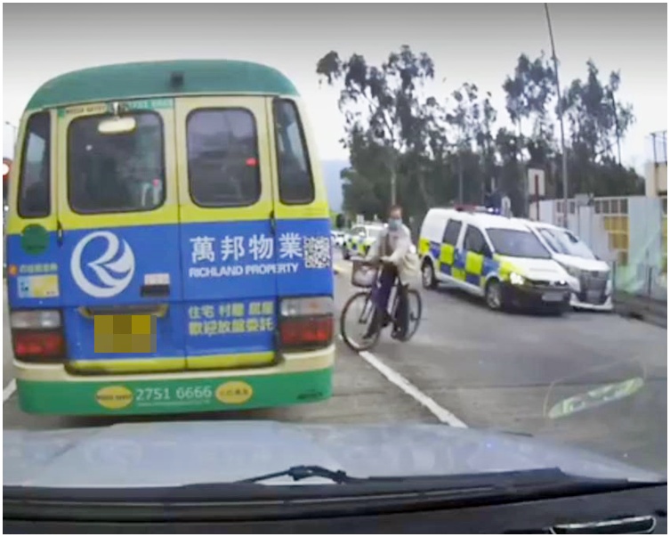 片段見到被搶七人車與一輛交通部警車如賽車般,並排右轉入寶雅路。片段截圖