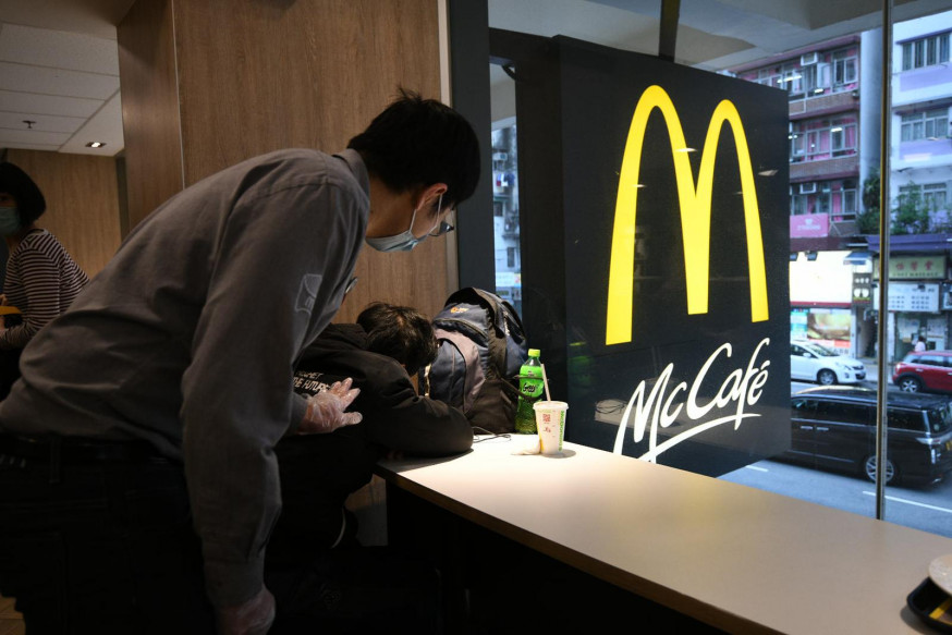 麥當勞餐廳經理告訴顧客要離開。