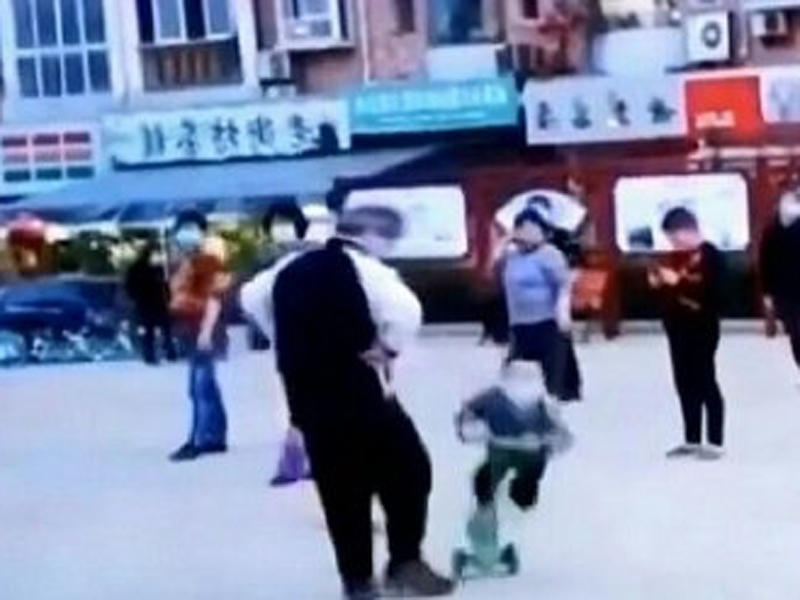 79歲廣場舞大媽故意伸腳絆倒玩滑板車男童。(網圖)