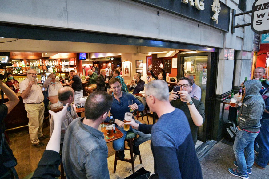 有酒客在酒吧停業前作「最後衝刺」。