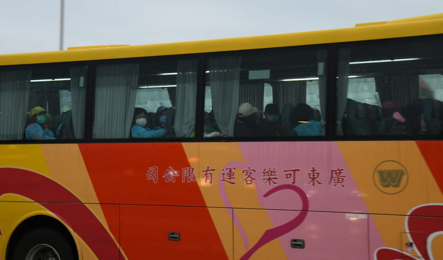 從秘魯回港港人乘坐專車前往亞博館