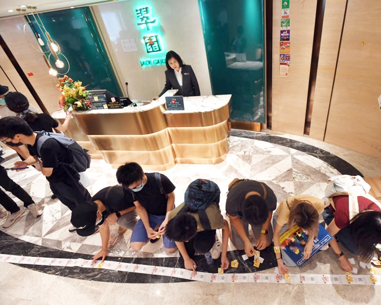 上周日有人到美心旗下的翠園不斷領取輪候號碼。資料圖片