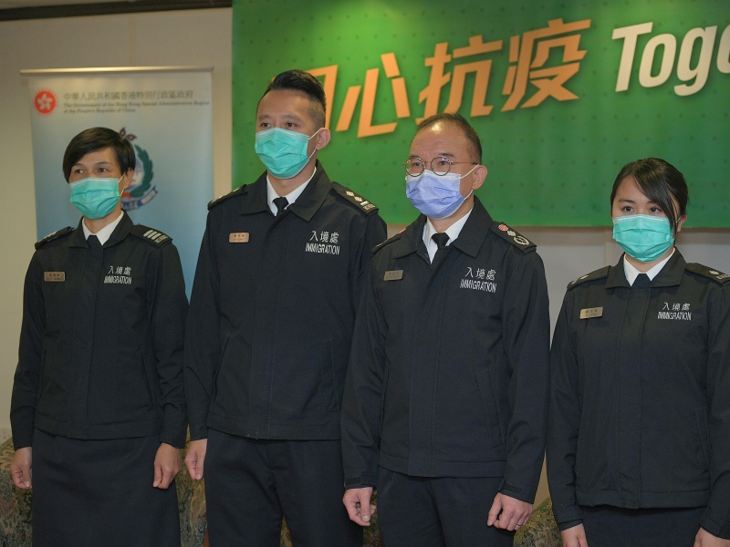 圖左起為總入境事務助理員梁蓮碧、高級入境事務主任蔡宇飛、入境處處長曾國衞及入境事務主任曹文懿。陳浩元攝
