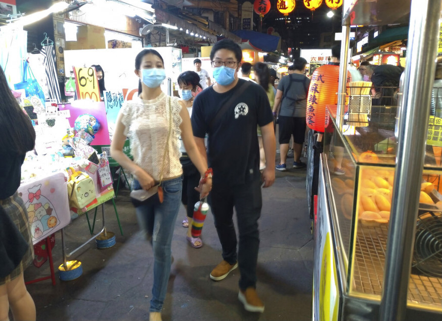 台灣當局要求海外入境人士需要居家檢疫14日。AP